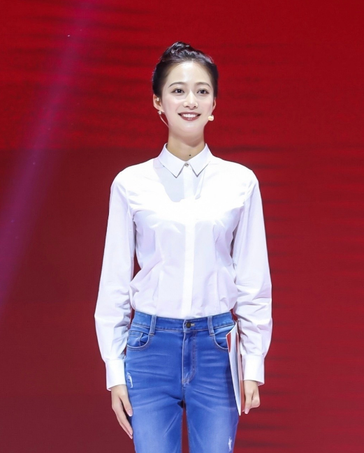 朗诵员"冯琳"火了,千里挑一的她能有多优秀?杨澜:遇强则强