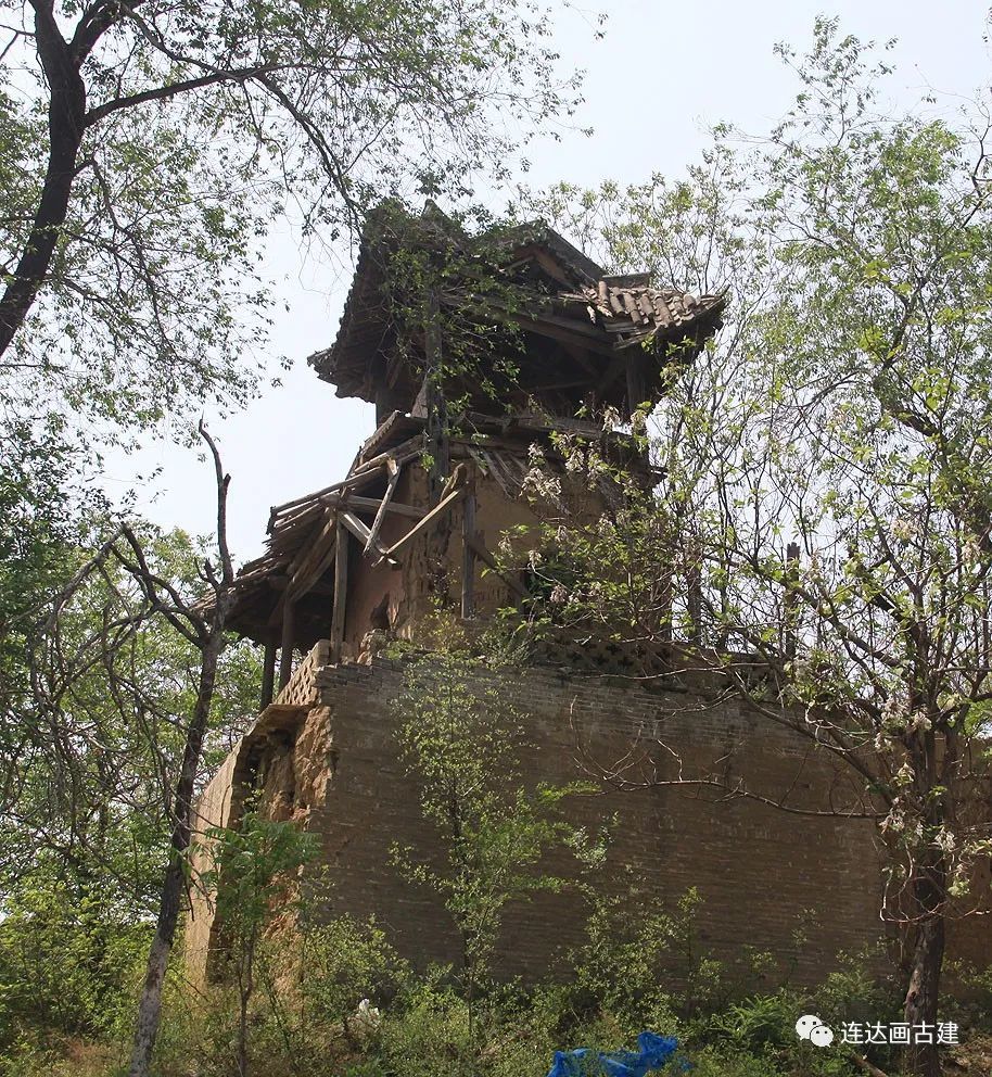 有網友跟我提到了新絳縣古交鎮閆家莊魁星樓的狀況,這些艱難遺存至今