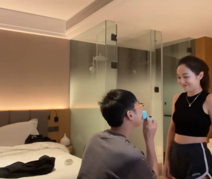 酷似白举纲的脱口秀演员杨蒙恩求婚成功女友刘培钰酷似佟丽娅