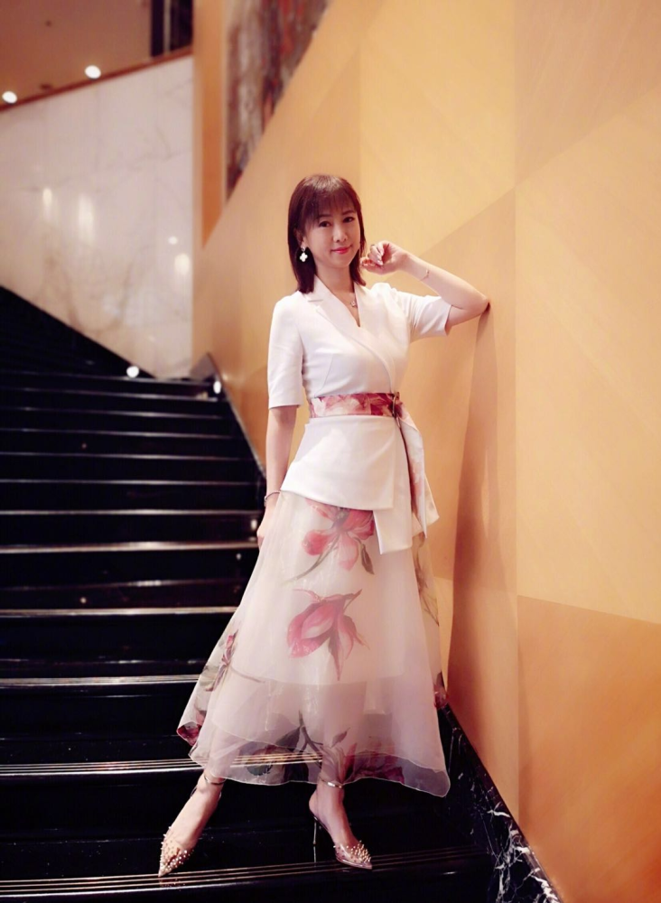 53岁的翁虹美得惊艳穿蓝色蝴蝶袖连衣裙秀香肩谁能不沦陷