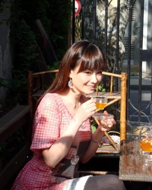 东方卫视万蒂妮,长相甜美口碑又好,原来她嫁给了自己的小学同学