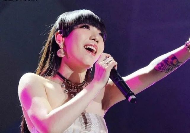 一开口立马变身舞台queen,歌声辨识度极高,是国内难得一见的女歌手