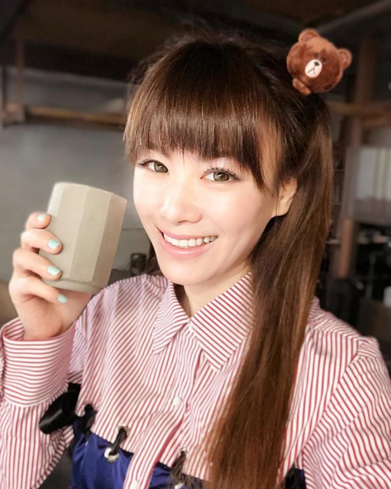 东方卫视万蒂妮,长相甜美口碑又好,原来她嫁给了自己的小学同学