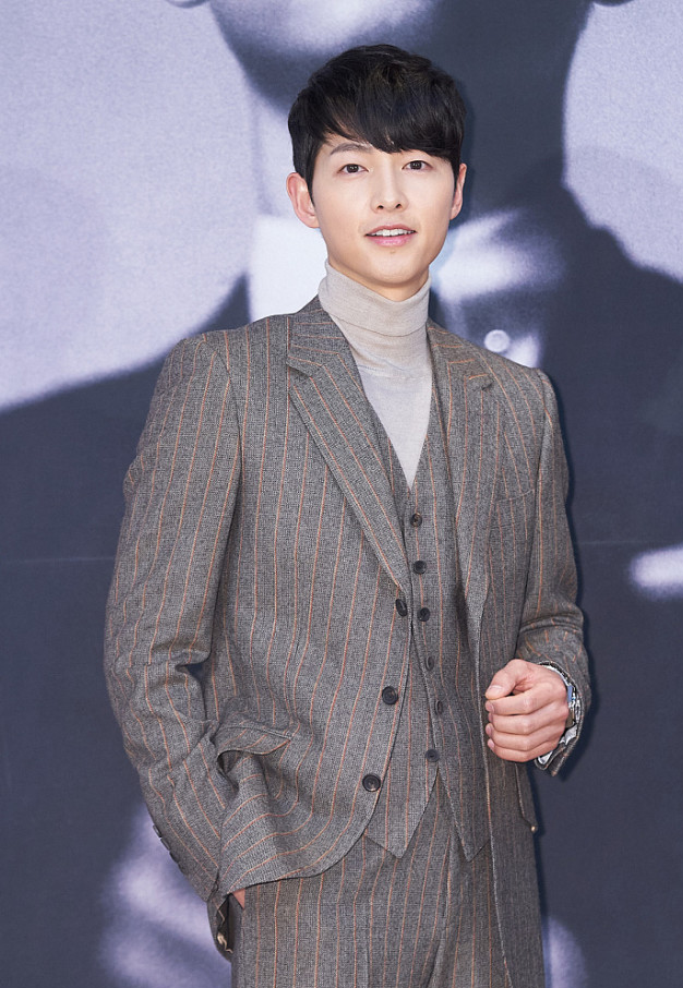 宋仲基的穿搭活力满满,一点看不出是结过婚的人,穿搭很减龄