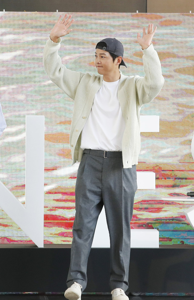 宋仲基的穿搭活力满满,一点看不出是结过婚的人,穿搭很减龄