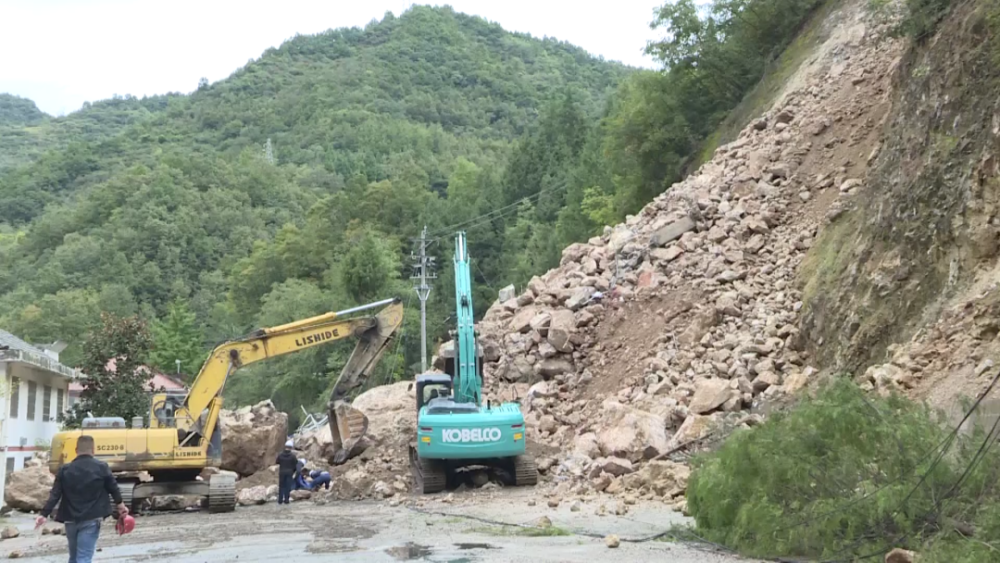 略阳县黑河镇山体滑坡应急处置工作有序开展