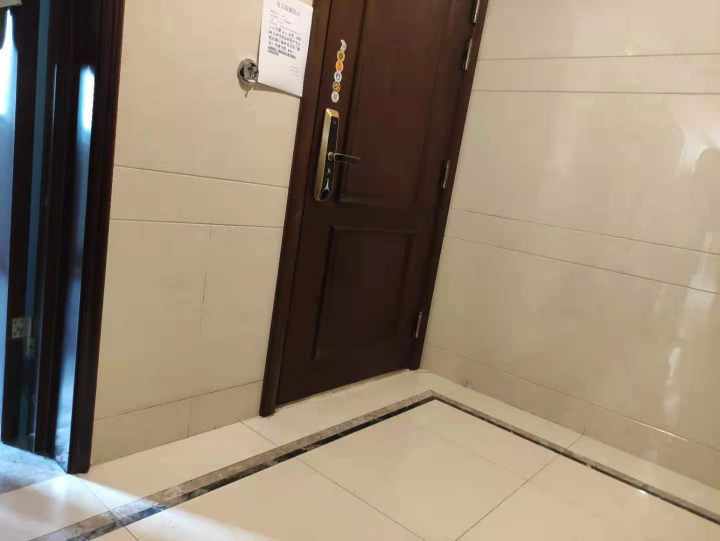 网红女主播家门口的垃圾已经清理,但小区楼道口仍有堆垃圾的情况_腾讯