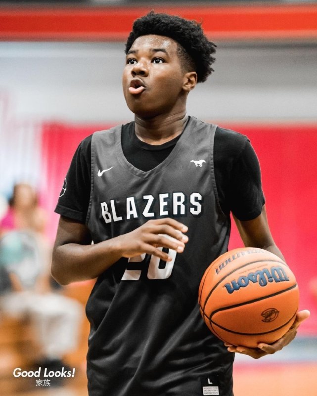 湖人球星詹姆斯二儿子有他爹的影子