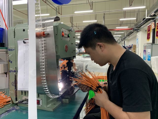 对此,市国资委将华丰的"历史包袱"进行梳理剥离,让企业轻装上阵,并