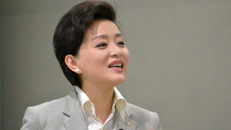 杨澜赴美生子遭质疑,董卿也曾惹人争议,金星点评一针见血