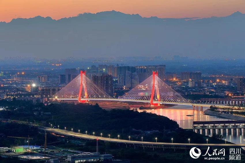 位于四川省成都市金堂县的成都跨度最大斜拉桥——金堂大桥正式通车