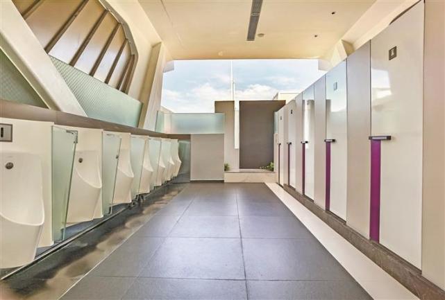 深圳湾口岸公厕内部.