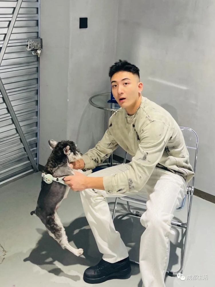 无心上班那就进来感受成都帅哥内卷