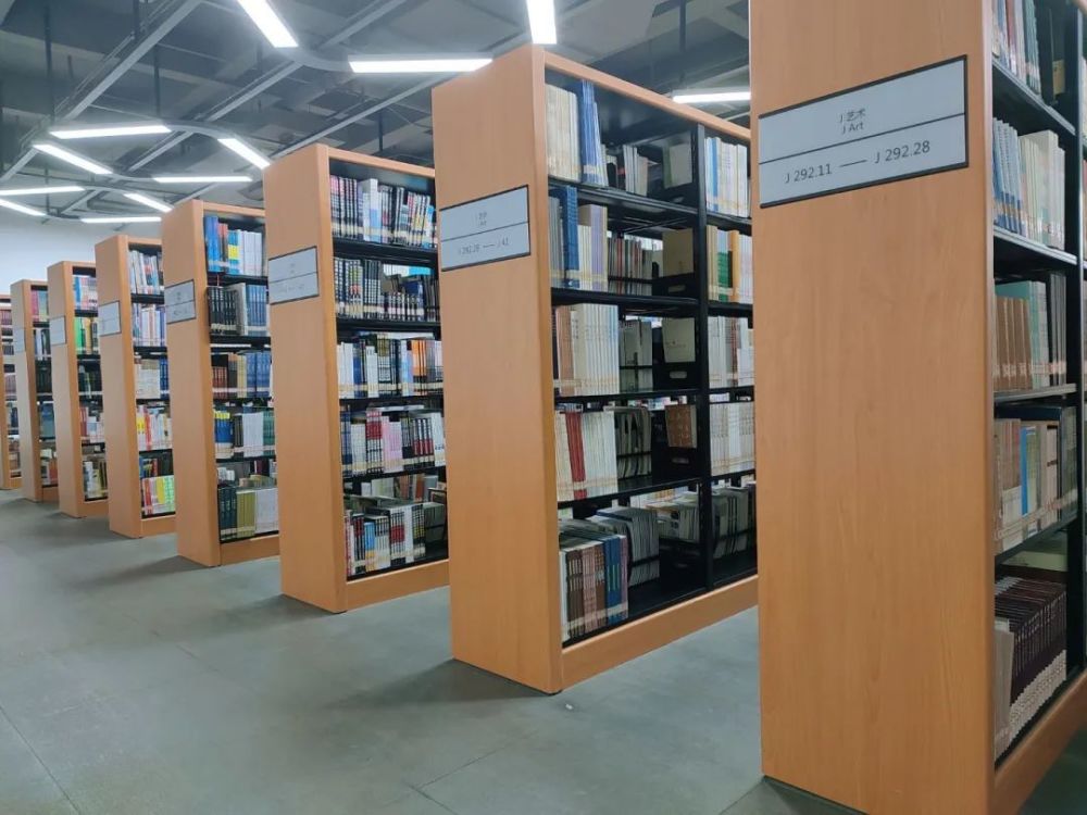 图书馆藏书浩如烟海,环境安静舒适,自主学习蔚然成风.