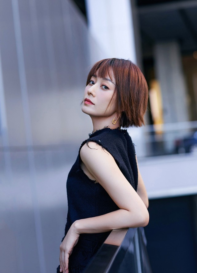单身的马伊琍女人味太强身穿黑裙也难掩清纯感短发有独特的美