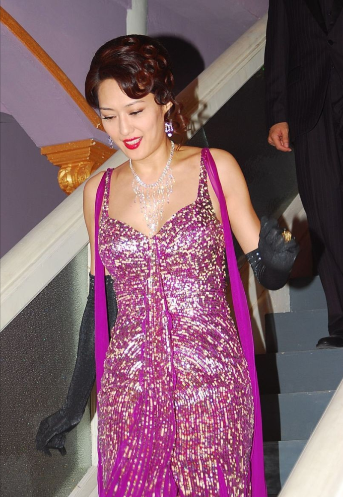 孟广美不藏着掖着,有身材就要"亮"出来,灰黑色礼裙穿得不低调