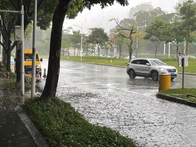 节后首日暴雨的深圳街头排水工清洁工值守忙排涝家长顶着暴雨接送娃