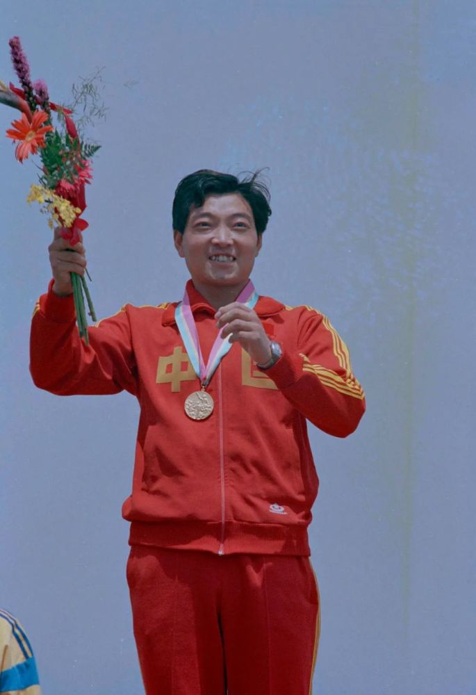 1984年7月29日,许海峰在第23届洛杉矶奥运会上以566环的成绩获自选