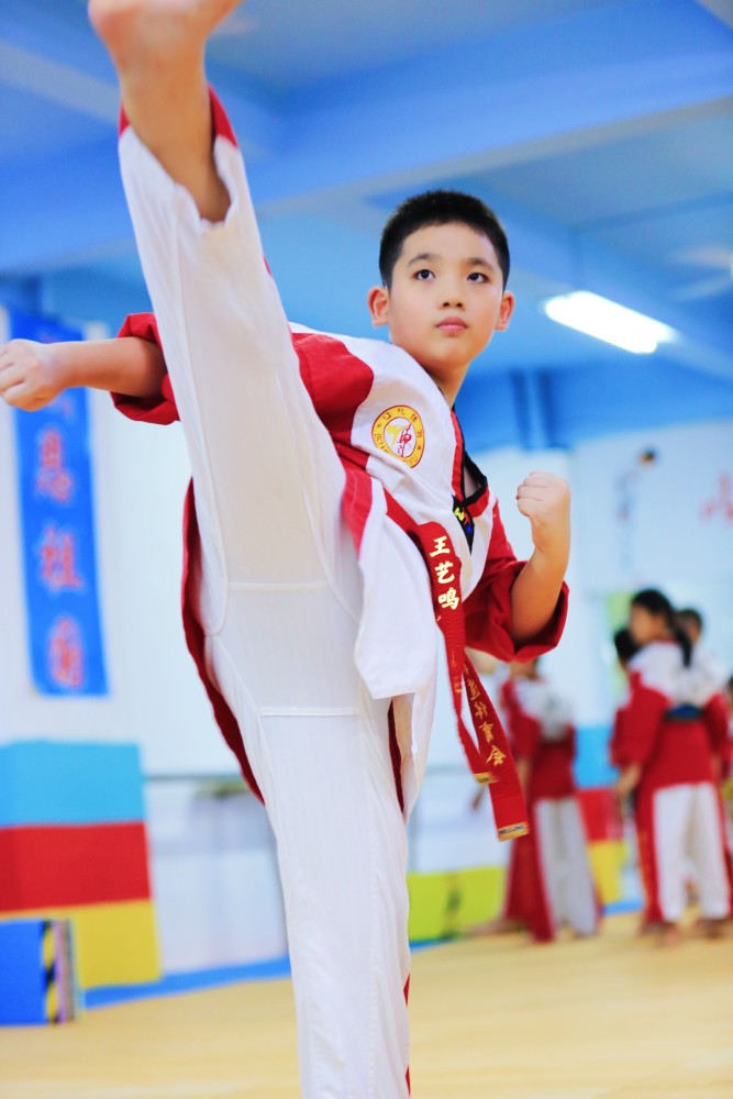 王艺鸣跆拳道高清图