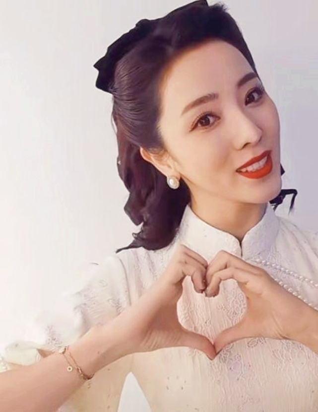 李思思穿珍珠旗袍跳舞,鼻子高挺睫毛浓密,开心地对镜头比心