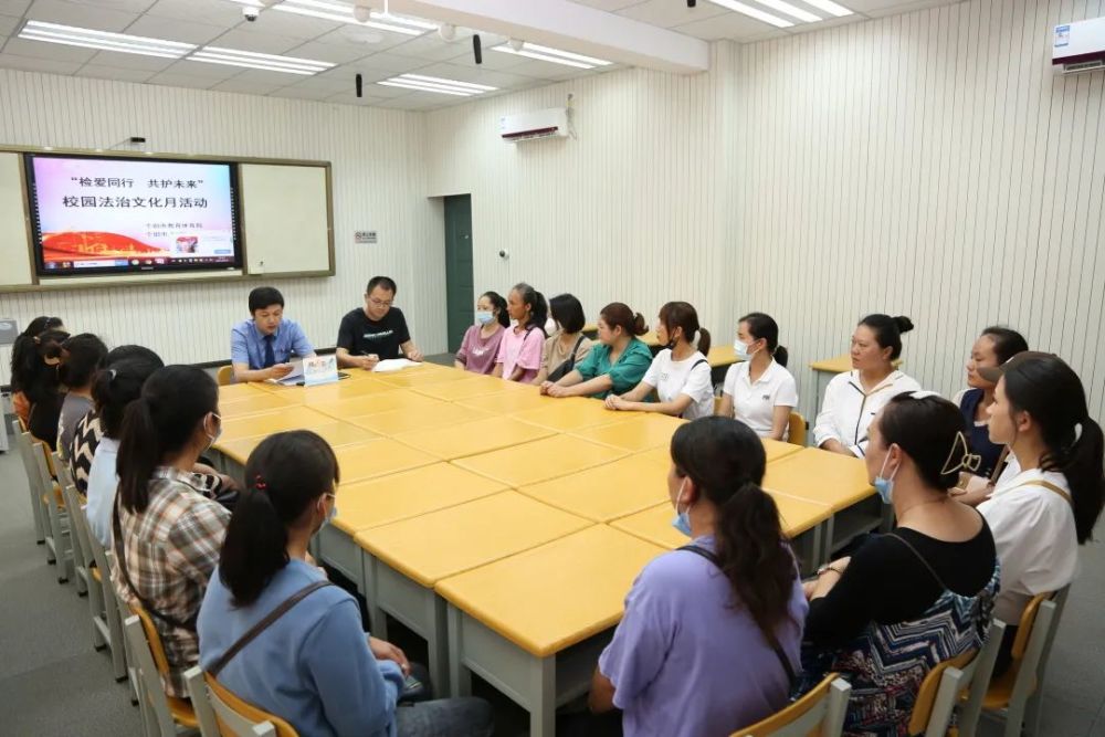 2个旧市人民检察院检察长糜华到个旧中学开展座谈,以此开启"梯田春苗