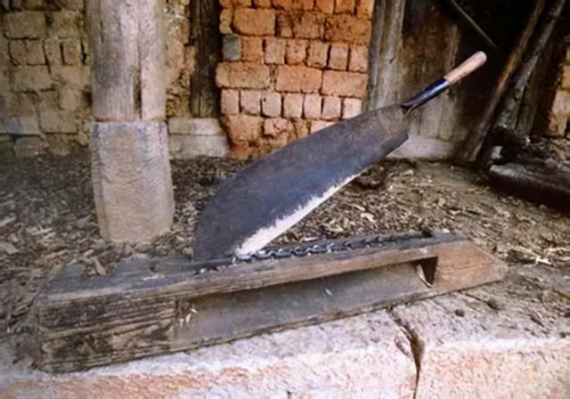 在二楼的另一个房间内,周某的二女儿死在床上,身中多刀,双腿被砍烂,在