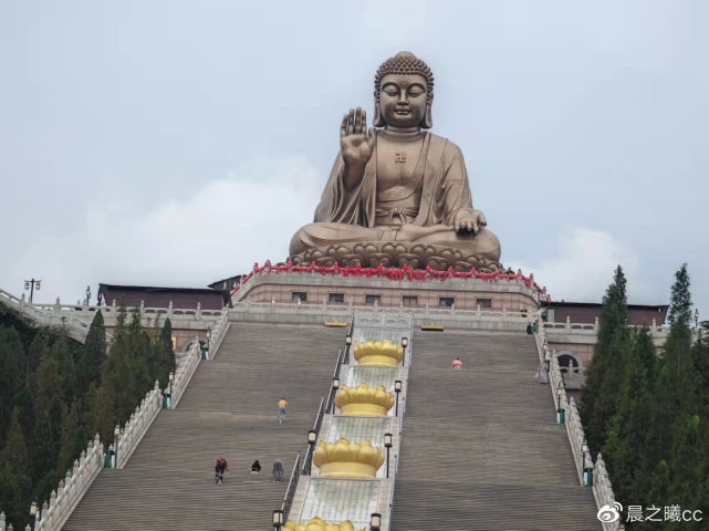 南山大佛:这里拥有世界第一锡青铜铸大坐佛,位于山东省烟台市龙口市