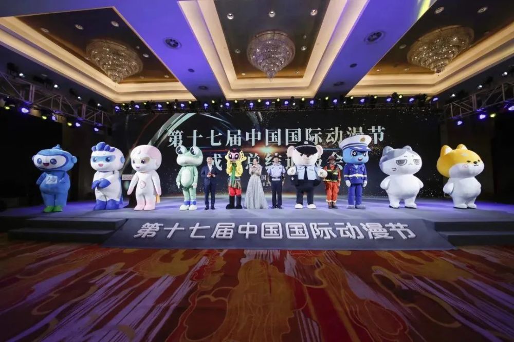 一样"热"的是在滨江白马湖畔举行的为期六天的第十七届中国国际动漫节