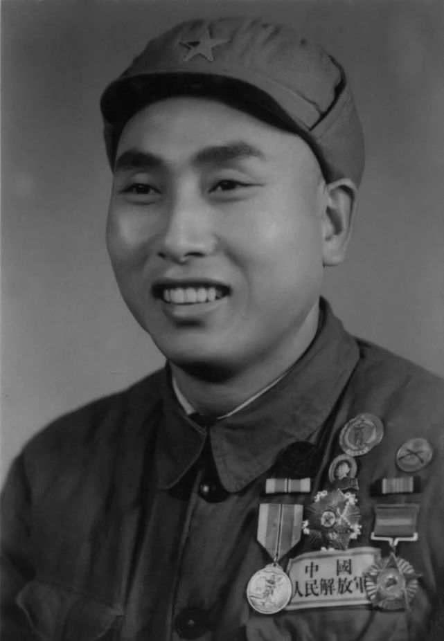 胡一泓的外公杨石毅,原中国人民解放军陆军第二十军军长,在1950年抗美