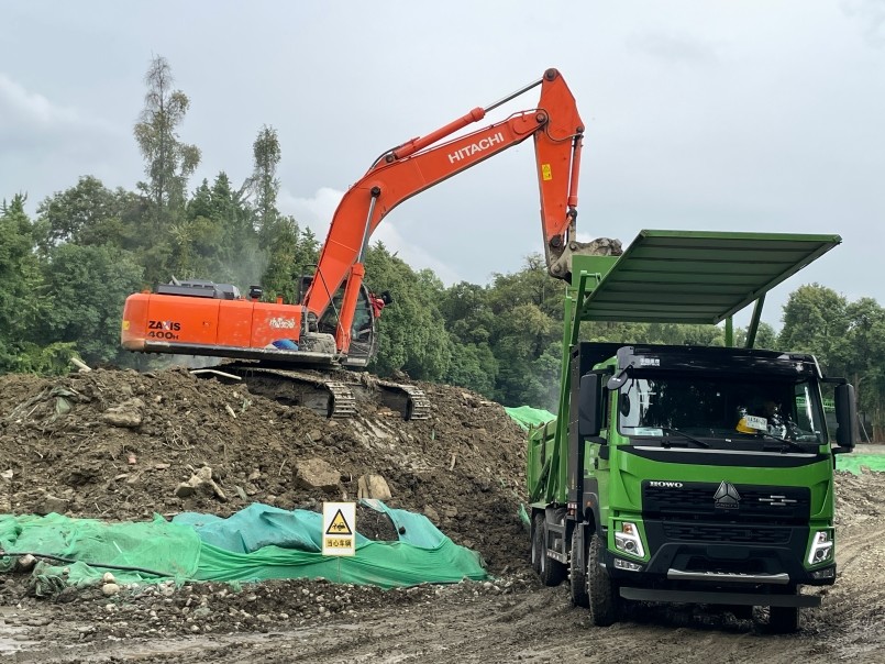 成都市首支纯电动建筑垃圾运输示范车队组建