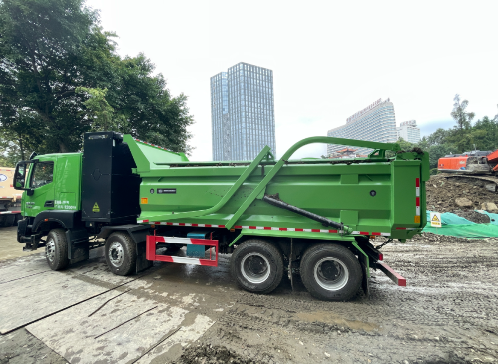 成都市首支纯电动建筑垃圾运输示范车队组建