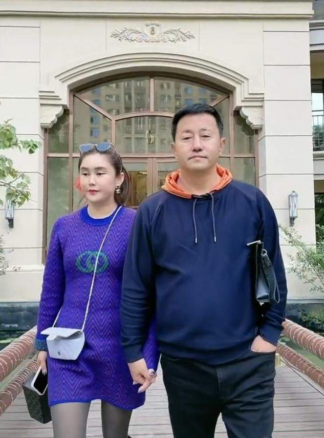 57岁长贵与媳妇秀恩爱俩人紧握手不放老婆黑丝配长靴秀竹竿腿