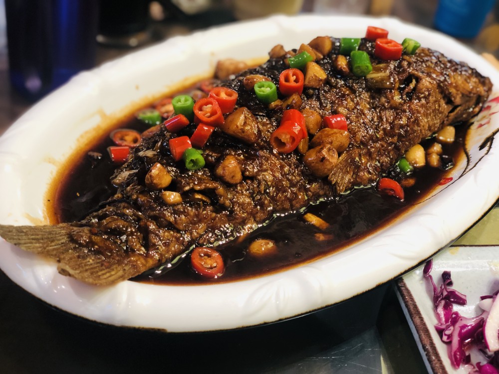 郑州美食:郑州"网红"烩面馆打卡,58元的酱焖鱼,吃得连汤都不剩
