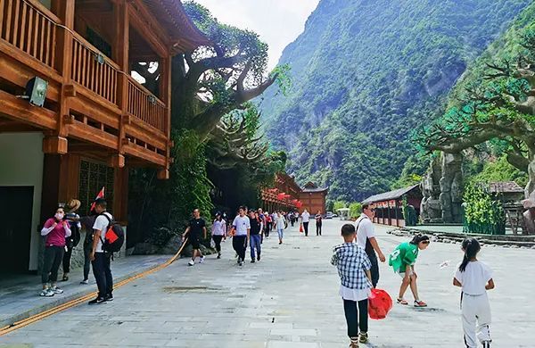 神农溪纤夫文化走廊景区游人如织