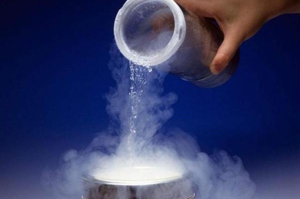 比如氮气会在-196℃时变成液态,-210℃时变成固态;氧气会在-183℃时