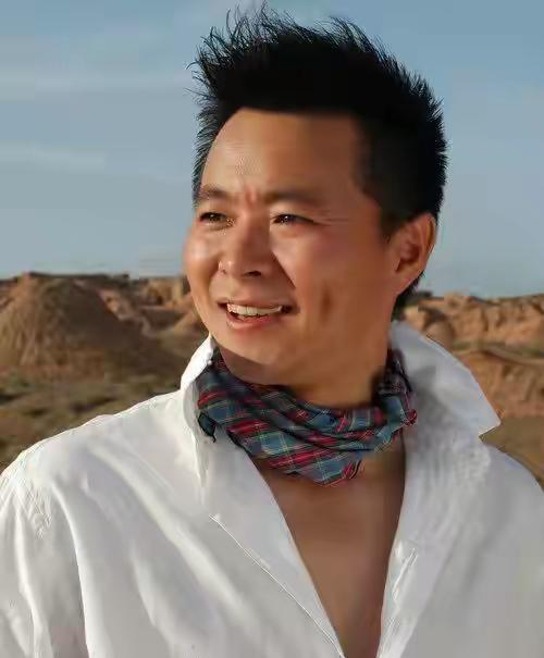 王宏伟4岁丧父44岁当爸:爱妻子女儿,也爱为他孀居49年的妈