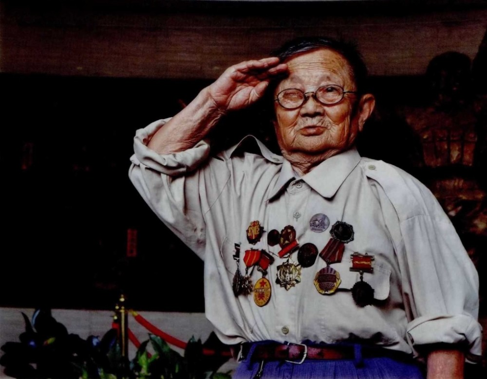 巨人英雄李安甫身高1米2勋章挂满身曾暗杀多名日军军官
