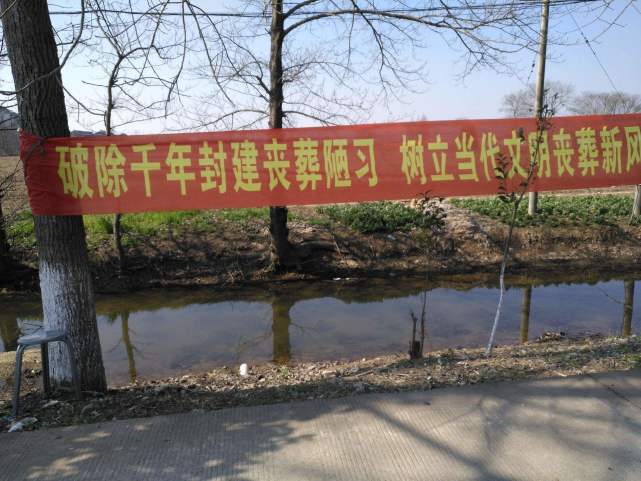 因而这些土地上埋葬的坟头就显得格外突出,一个坟头占地三五平米,14亿