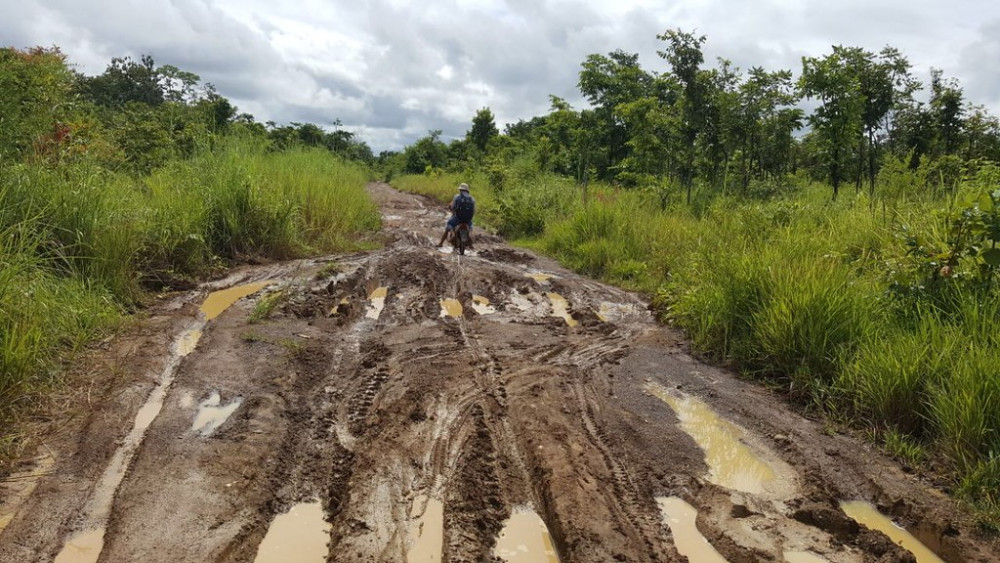 汽车陷入泥地打滑怎么办这4个技巧用好了效果堪比四驱