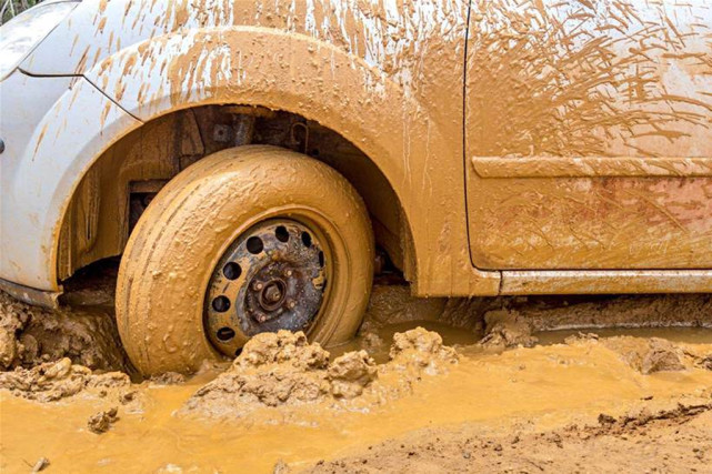 汽车陷入泥地打滑怎么办?这4个技巧用好了效果堪比四驱!