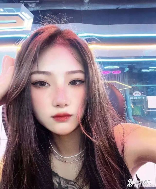 法克儿,大名祁影,走红路径和寒王相似,都是靠土味儿小视频经典笑容 花