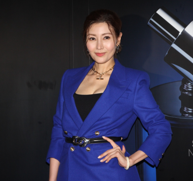 51岁李嘉欣出席活动,胖14斤仍美貌出众,自曝想跟老公去日本旅游