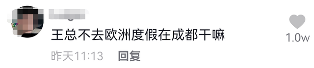 王思聪疑与女伴穿情侣装！踩近6万元鞋吃路边摊，鼻梁创可贴吸睛