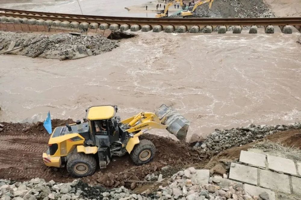 南同蒲线祁县至东观间昌源河大桥中断!800余名救援人员紧急抢修中