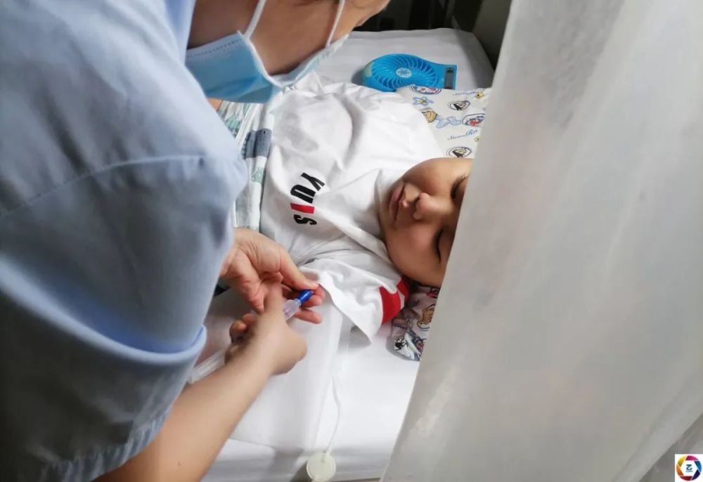 福建10岁男孩一边做骨穿一边玩手机一副淡定的样子让人心疼