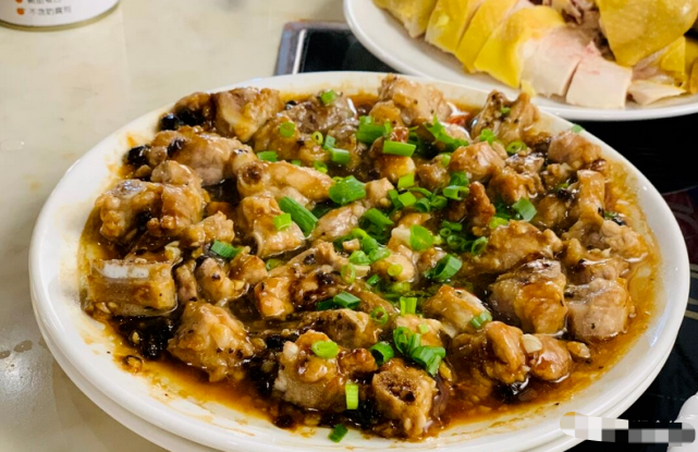 郑州美食:郑州最地道煲仔饭,50平小破店,天天人爆满,老顾客一周吃7次