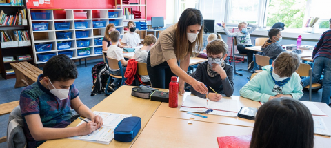 儿童和青少年接受教育