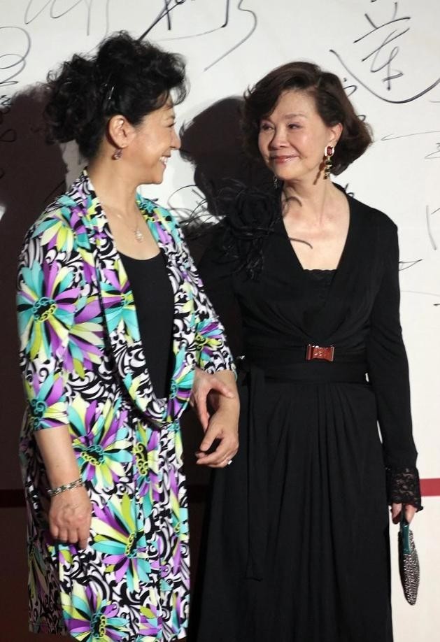 歸亞蕾與小姐妹王馥荔同框,一個端莊一個時髦,不像是快80歲的人