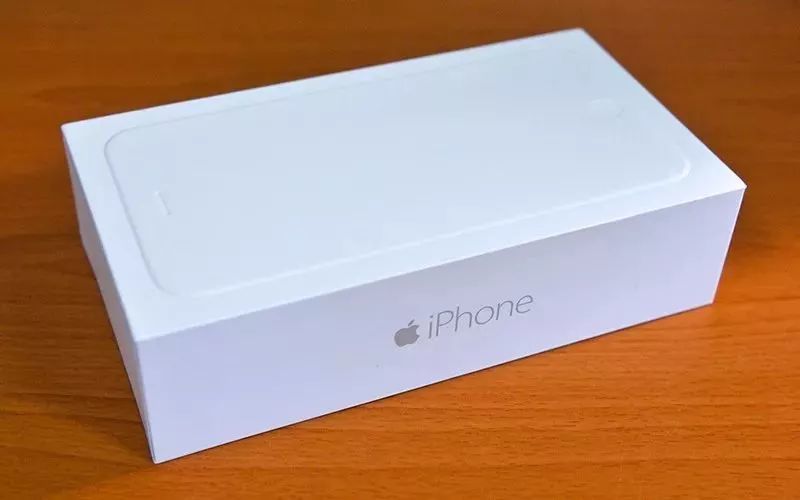 iphone 6系列的包裝盒一改以往的所有風格,除了正面取消了手機的定妝