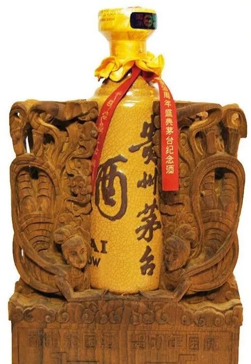而特制的一款纪念茅台酒,包装盒及瓶身酒标上均印有56个民族的图案